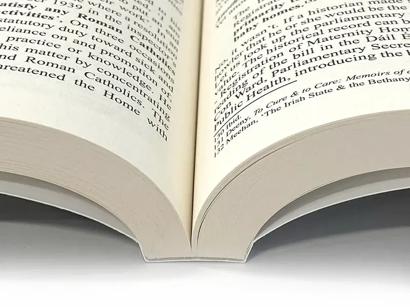 Bokinteriör tryckt i svart på Ecco Book Cream papper. Krämfärgat papper hänvisar till gamla böcker, vilket ger dem en specifik karaktär. Ett mjukt limmat omslag, tack vare bokens stora volym, förbättrar avsevärt dess lätthet att öppna.