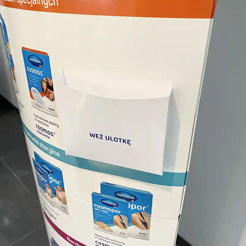 A5-ficka för broschyrer installerade i en reklamtotem av kartong